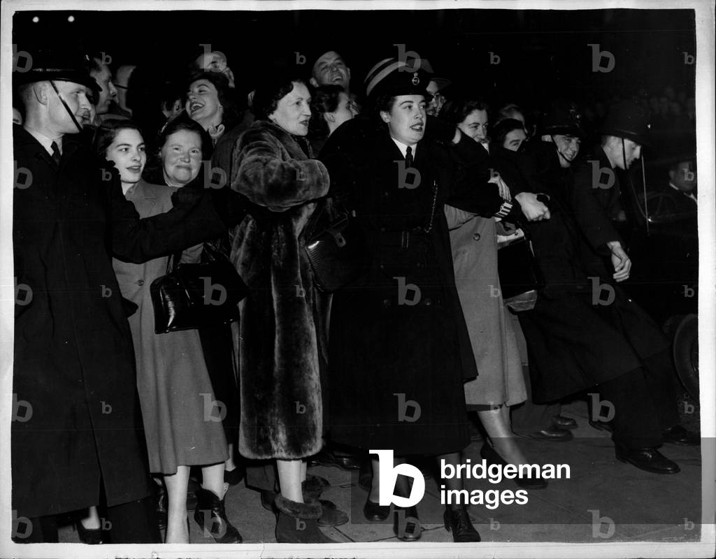 "06 novembre 1953 - La polizia continua a restare alle folle all'aeroporto di Londra prima notte. Keystone Pho