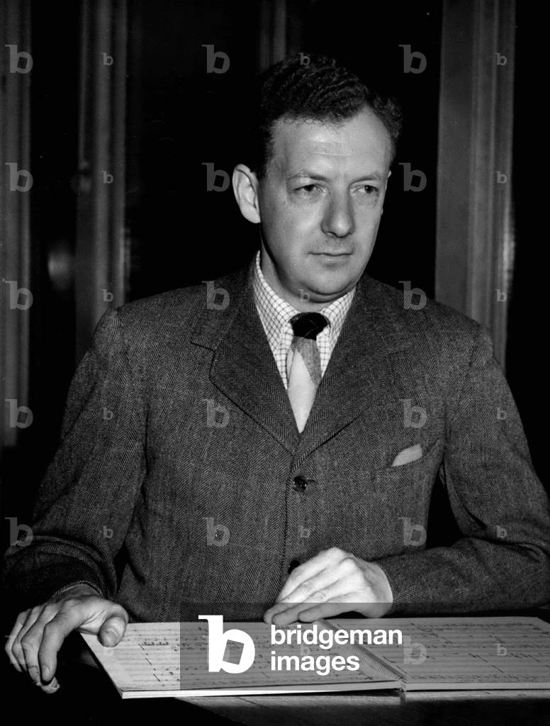 14 aprile 1953 - 14-4-53 Benjamin Britten con la sua partitura «» Coronation Opera «». Lavorando a Covent Gard