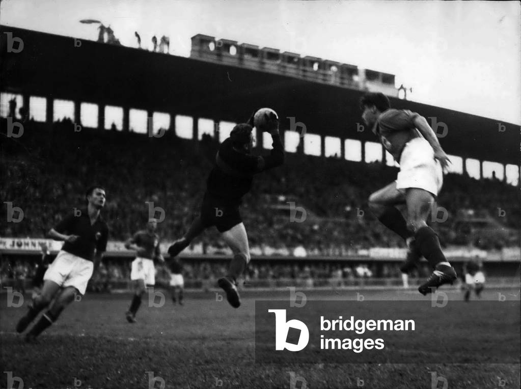 Jun 06, 1954 - World's cup: Yugoslavia beats France by 1 to 0.: From left to right: Bobek (Yugoslavia), Remetter (French goalkeeper) and Gianessi (France) an incident of the came