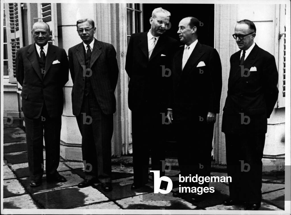 Jul 07, 1953 - Former US Democratic candidate for the presidency, Adlai E. Stevenson arrived in Bonn from Berlin. He is on a world trip and was invited to the Schaumburg palace by Vice Chancellor Bluecher along with American High Commissioner James B. Conant. Pictured