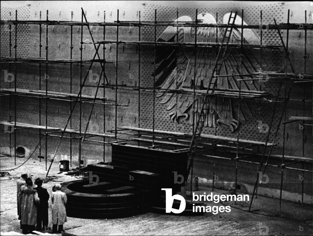 Sep. 09, 1953 - ConstrThe Wings Of The Federal eagle... will welcome the new chosen members of the German Federation when they enter the full assembly on October 6th. on Wednesday there had been a feast for workmen who had rebuilt and enlarged the meting from within 70 days. In future the black-wall of the general meeting room will not more covered by the escutcheons of the various countries but by the federal eagle.