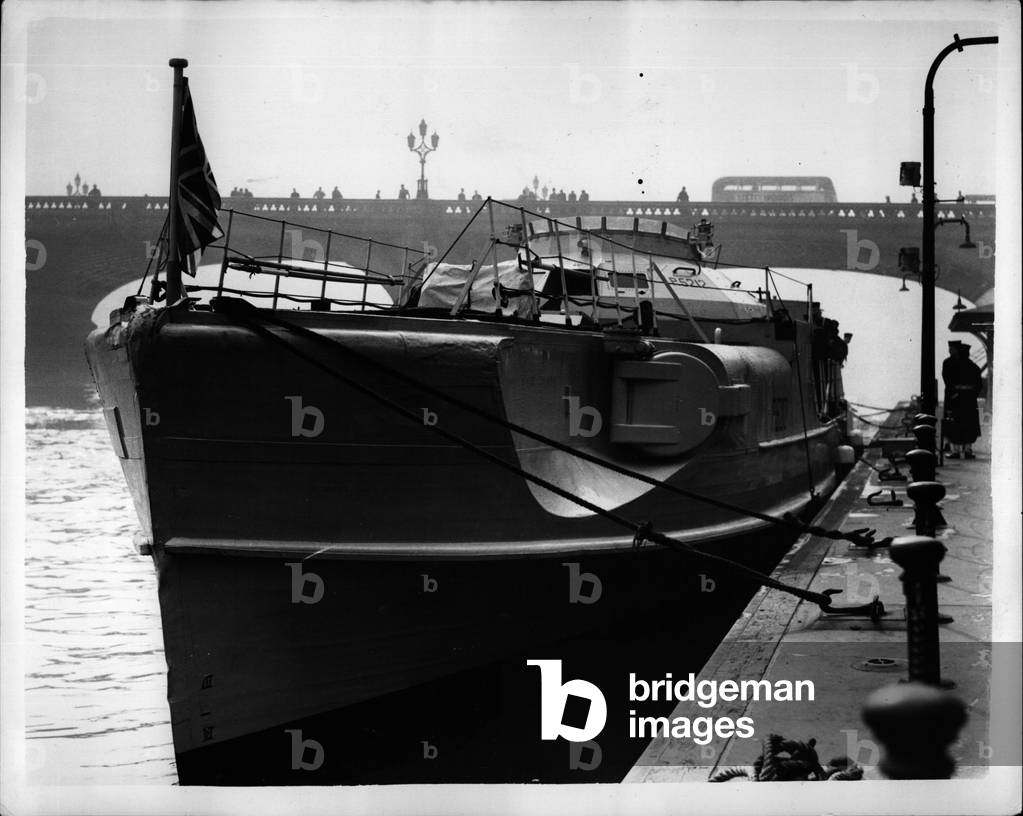 Tue 03, 1953 - First Lord of the Admiralty inspects naval launch at Westminster and in piped ashore. The Rt. Hon. J.P.L. Thomas, First Lord of the Admiralty this morning inspected H.M.S.. F.P.B. 5212, a Naval Launch at Westminster Pier. Keystone Photo Shows: View of the H.M.S.. F.P.B. 5212 Naval Launch after it had been inspected by the First Lord of the Admiralty this morning. JSS/Keystone