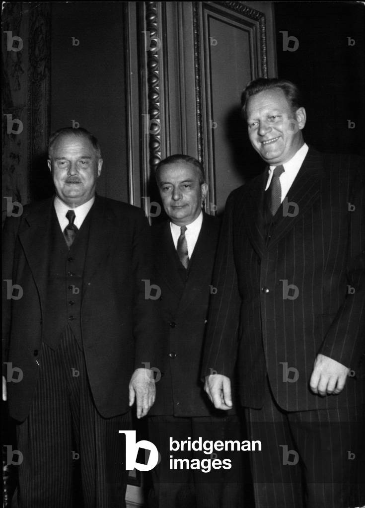 Sep. 29, 1953 - This afternoon the Chancellor of Austria Julius Raab, was received by Mr. Georges Bidault, Minister of Foreign Affairs for France. After the meetings: Mr. Georges Bidault, surrounded by Mr. Raab (left) and by Mr. Karl Gruber, Minister of Foreign Affairs for Austria (right)