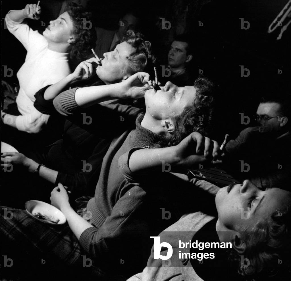 May 05, 1954 - How has the longest ash? In the Berlin night club” the bathing tub” happened a funny contest for ladies smoking cigarettes. It had been important to keep the ash as long as possible a cigarette. A calm hand was very important. Many ladies already had to give up short after the beginning for they lost the ash