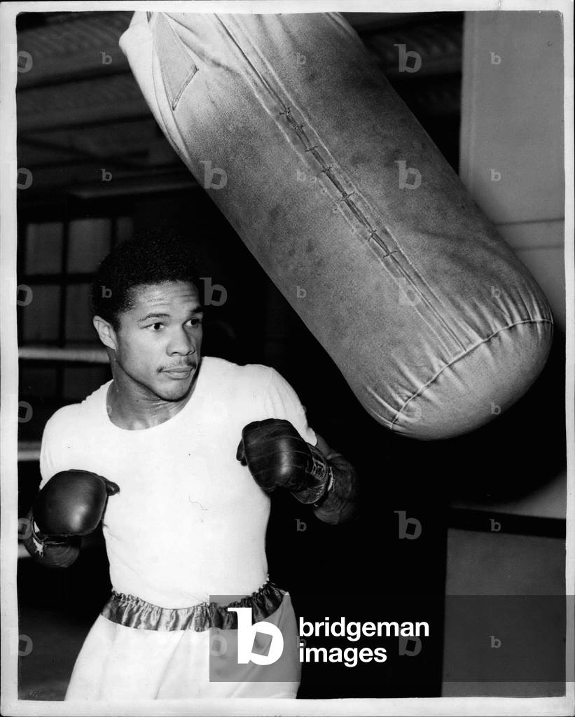 07.12.1953 - Pompee bereitet sich auf den Harringay Contest vor... Bei der Arbeit am Boxsack: Yolande Pompee, 