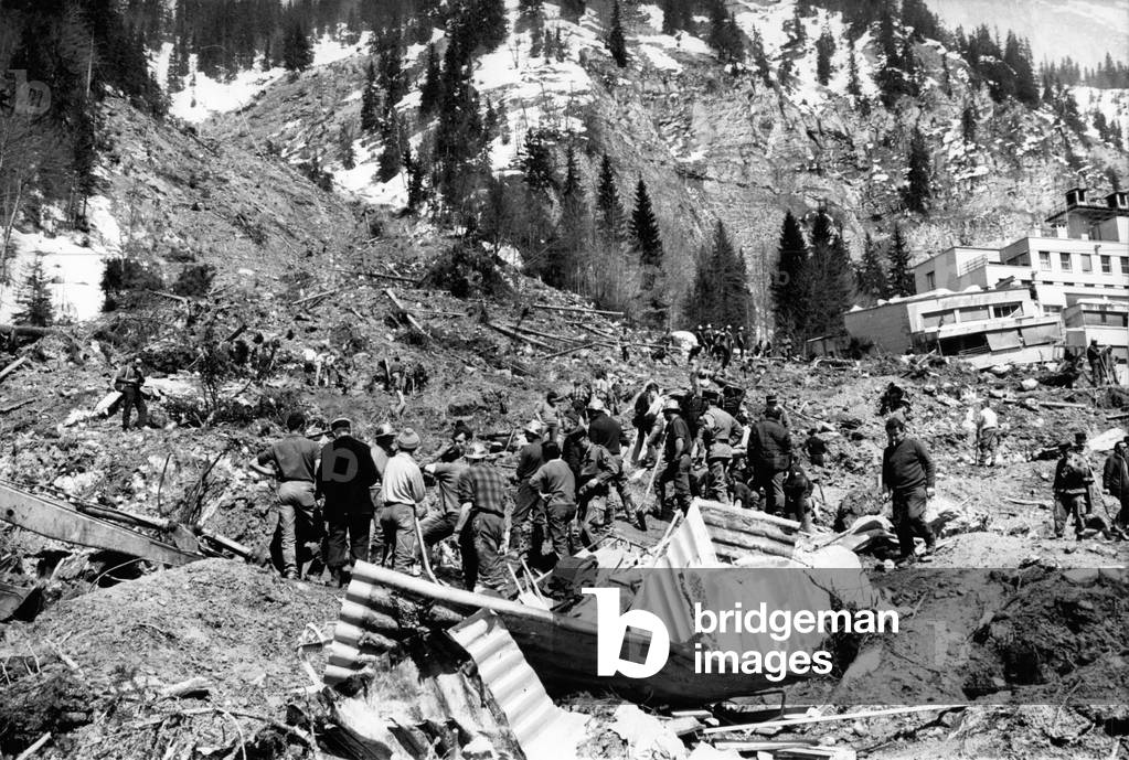 Catastrophe du plateau d'Assy, glissement de terrain en Haute Savoie, 71 morts, 18 avril 1970 - Apr. 18, 1970 (b/w photo)