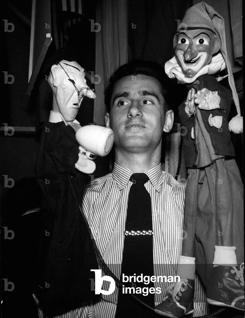 May 15, 1953 - The Braunschweig pupper-master Erhard Reis was in the USA on invitation of the American government. He came to Stanford University, which has established two classes hand-puppet art and is famous for its artistic theater science institute. Stanford University conferred an honourable doctorate on him. Erhard Reis has been in front of the tv camera several times and has given over 250 presentations. Our picture shows Dr. Rheis with” Kasper” and” the civil servant.