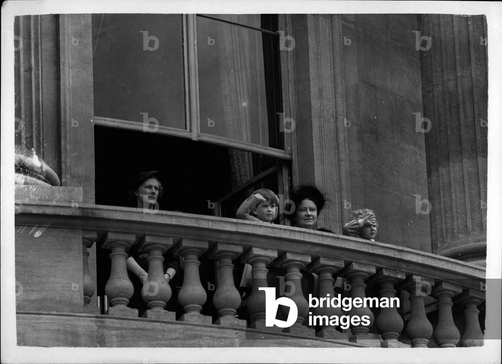 May 05, 1953 - H.M. The Queen presents new color to Grenadier guards: H.M. The Queen today represented how colors to the 1st. and 2nd. Batallions of the Grenadier Guards, at Buckingham Palace