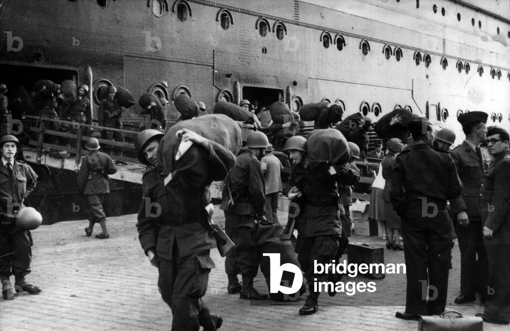 Putsch d'Algiers (coup d'état of 13 May 1958): 3800 French soldiers debarquent in Algiers, Algeria