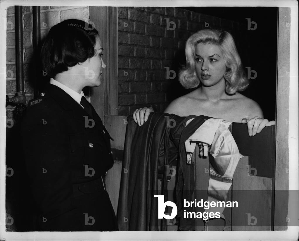 Sep. 09, 1953 - DIANA TAKES A BATH.. BEFORE THE CAMERATORS.. NO PRIVACY HERE.!! : Glynis Johns and Diana Dors are the stars of the new British film” The Weak and the Wicked” which is being adapted from Joan Henry's best selling account of her experiences after she had spent eight months in prison. During the film the stars take a bath - in a prison cell. Keystone Photo Shows: - Diana Dors talks to a wardress in one of the” prison” cubicles on the set of the new film.