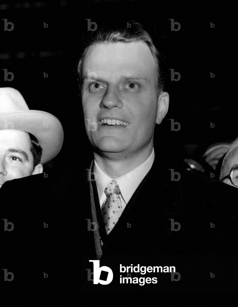 Feb. 02, 1954 - Billy Graham arrives at Waterloo. Large crowds await his arrival.: Billy Graham, the U.S. evangelist, who has arrived here to launch a hot-gospel campaign, arrived at Waterloo this afternoon, where there was a large crowd to greet him. He reached Southampton yesterday