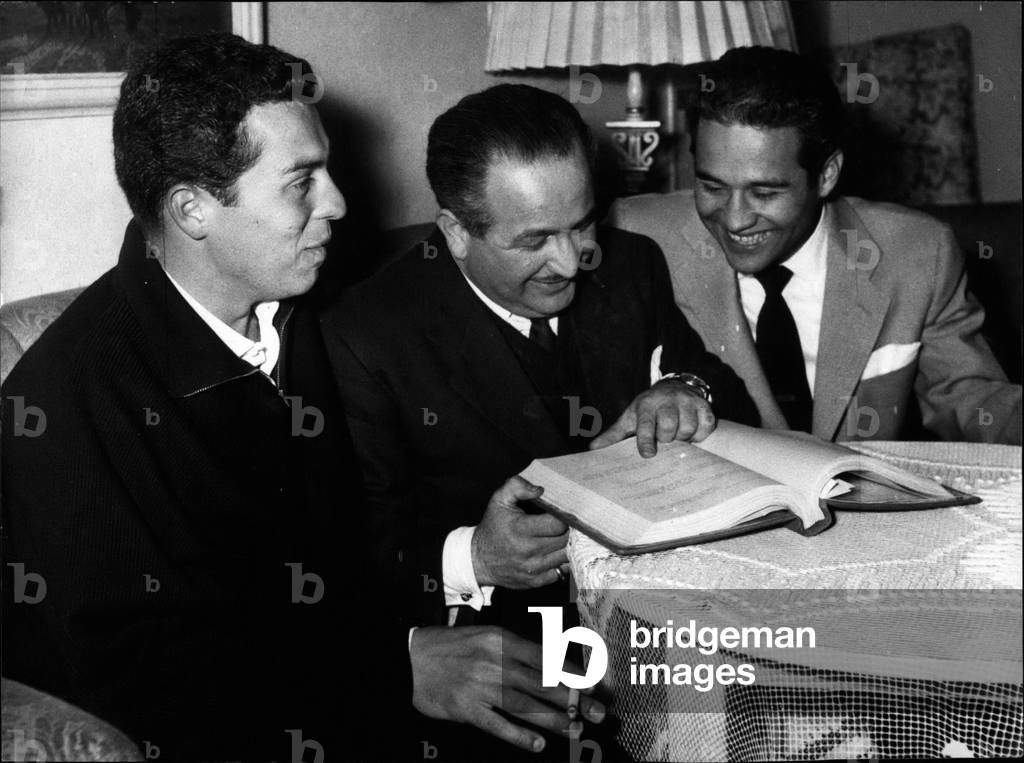 May 05, 1954 - Charly Chaplin's sons, Sidney (left) and Charles (right) came to Hamburg, where they planned to film the movie” Columbus entdeckt Kraehwinkel” under the direction of Alexander Paal (middle). Paola Loew also stars. Pictured here are the director and the two C