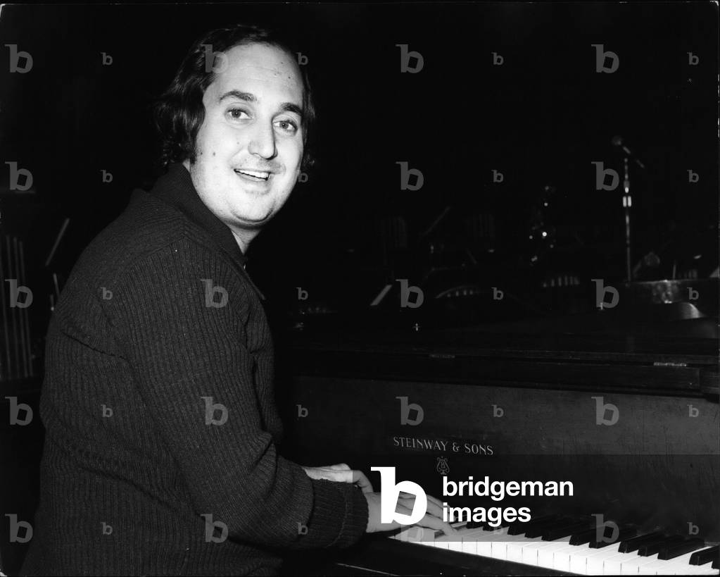 Jan. 01, 1973 - Neil Sedaka at the piano during rehearsal For Talk of The Town