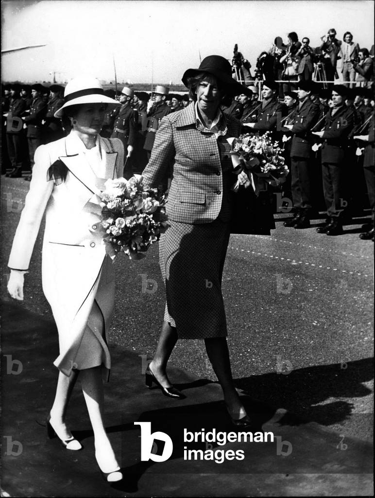 Apr. 21, 1975 - Mr. Walter Scheel, President of Germany, and his wife arrived in Paris this morning for an official 5-day visit in France. Picture: Mrs. Walter Scheel (right) at Orly airport where she was welcomed by Mrs. Giscard d'Estaing (left)