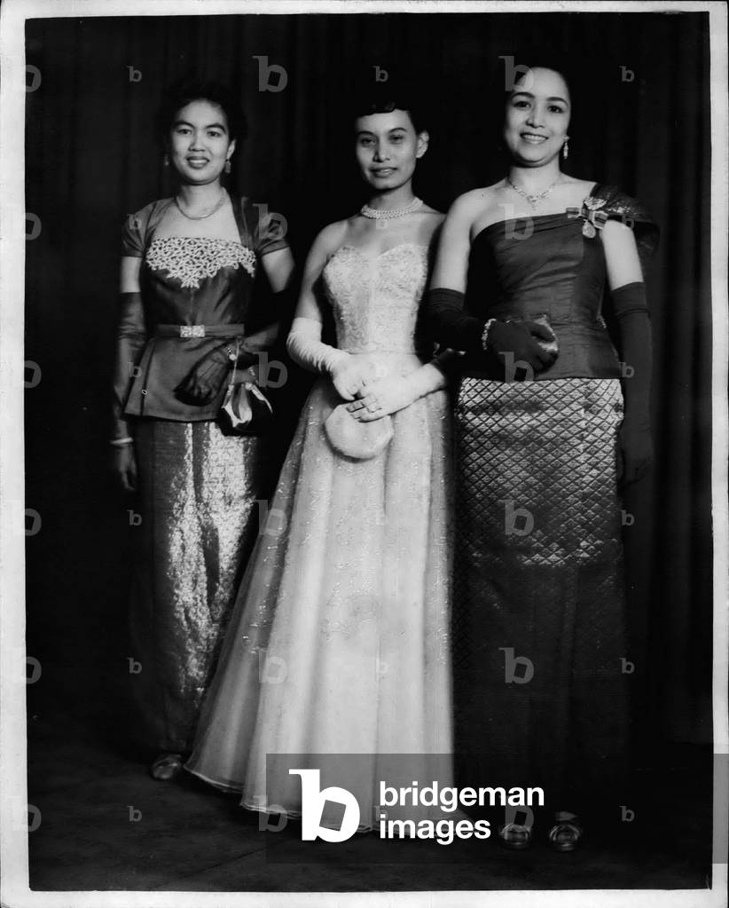 Oct. 10, 1953 - QUEEN HOLDES PRESENTATION PARTY FOR DIPOMATIC CORPS AT BUCKINGHAM PALACE. H.M. THE QUEEN this evening bald a presentation party for the Diplomatic Corps, at Buckingbam Palace, KEYSTONE PHOTO SHOWS:. (L to R): MRS.SRESHTHATRA,.- wife of the Second Secretary at Embassy; MISS MAYDRABHAND, daughter of the Counsellor Specially Attached at the Embassy, and MRS. HONGBOLA, wife of the Air Attaché, photographed at the Siamese Embassy in London, prior to leaving for the Palace,