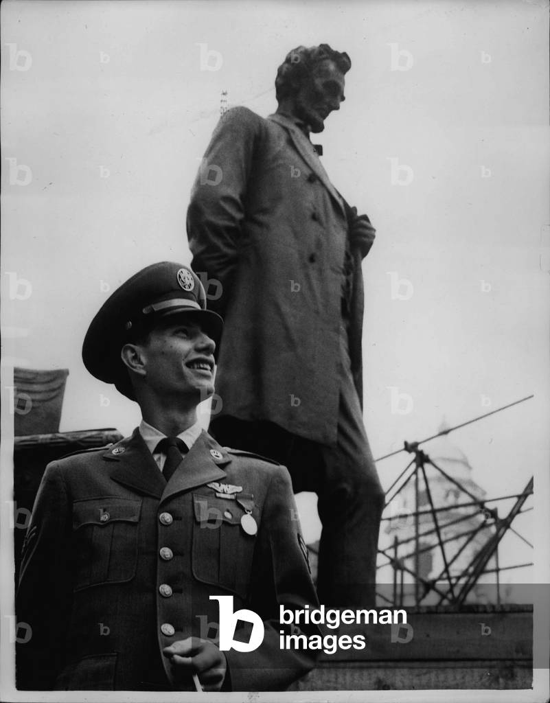 Apr. 16, 1953 - American George Medal Hero In London: Photo shows U.S. Airmen Reis Leming stands by the Abraham Lincoln statue in London yesterday, wearing the George Medal with which he has just been decorated for his extreme gallentry in the floods at Hunstanton. He will marry his fiancee Miss Mary Ann Ramsay at Hunstanton in June.