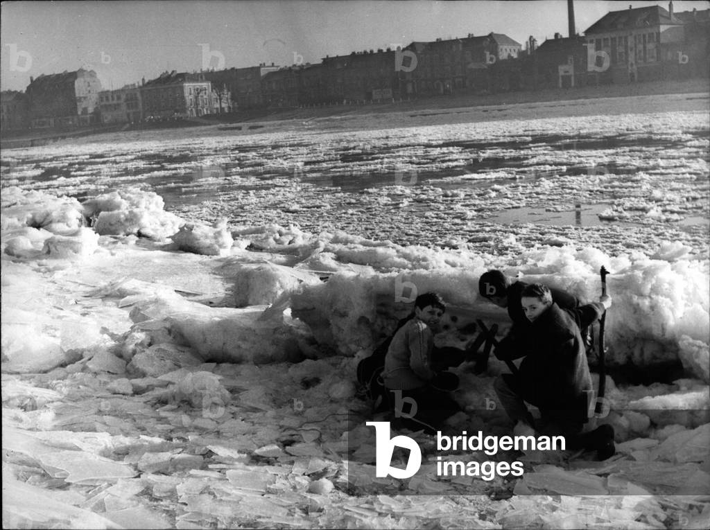 December 1963 children building an igloo on the Gelee Loire in Nantes