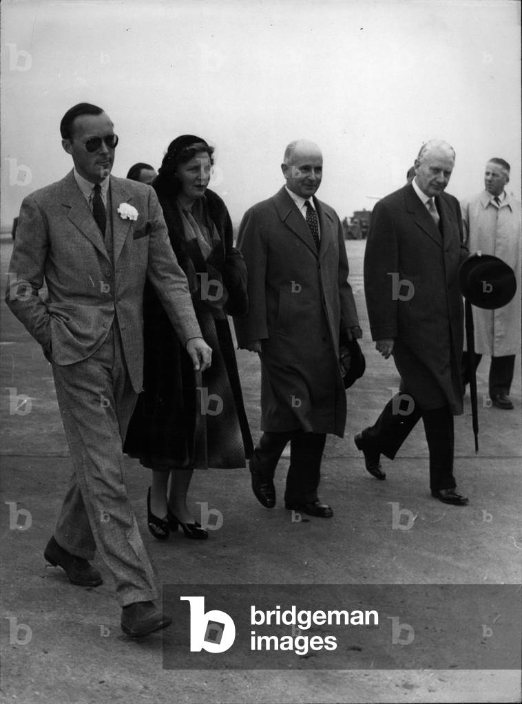 Oct. 10, 1953 - Queen Juliana from Holland arrives in Paris: Queen Juliana from Holland and Prince Bernhardt from Netherlands arrived in Paris this morning. At their arrival, at Orly Airport, from left to right: Prince Bernahardt from Netherlands, Queen Juliana from Holland. Mr De La Chaveniere (Chief Protocol) and Mr Van Boetzelaer (Ambassador of Netherlands in Paris) 10
