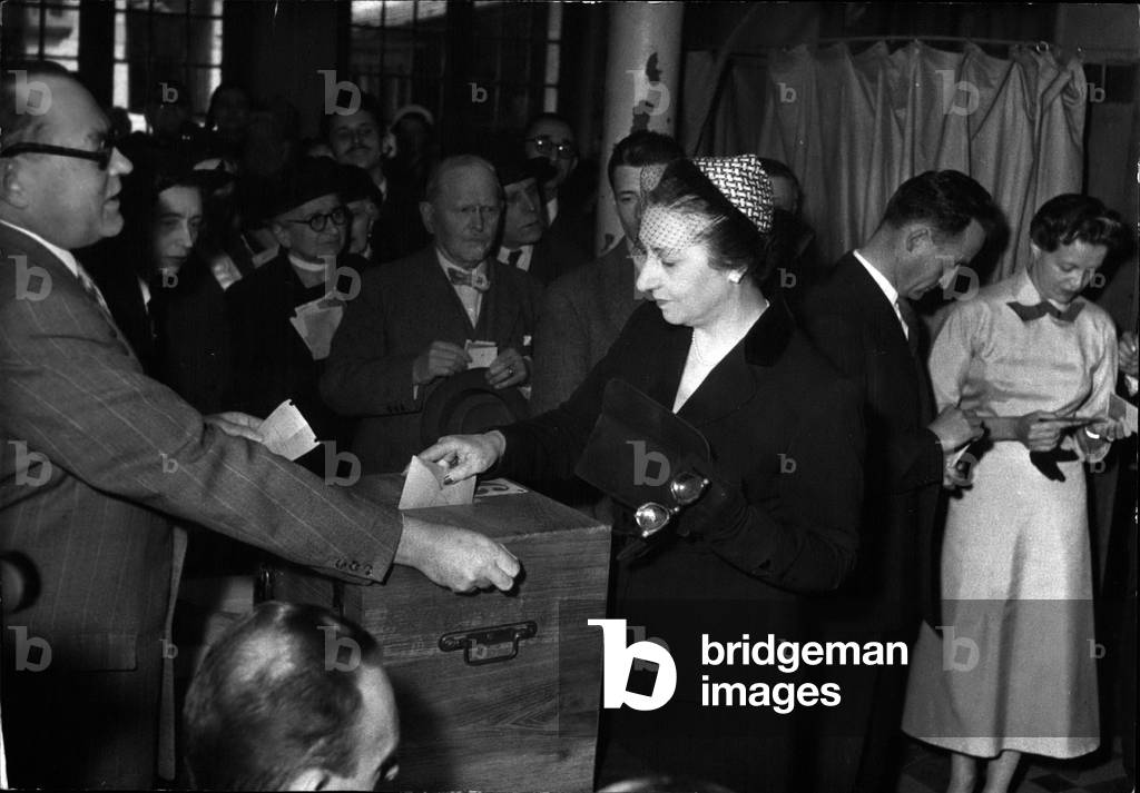 "04 aprile 1953 - Elezioni cittadine in Francia - La sig.ra Jacqueline Auriol" 1953, b/w