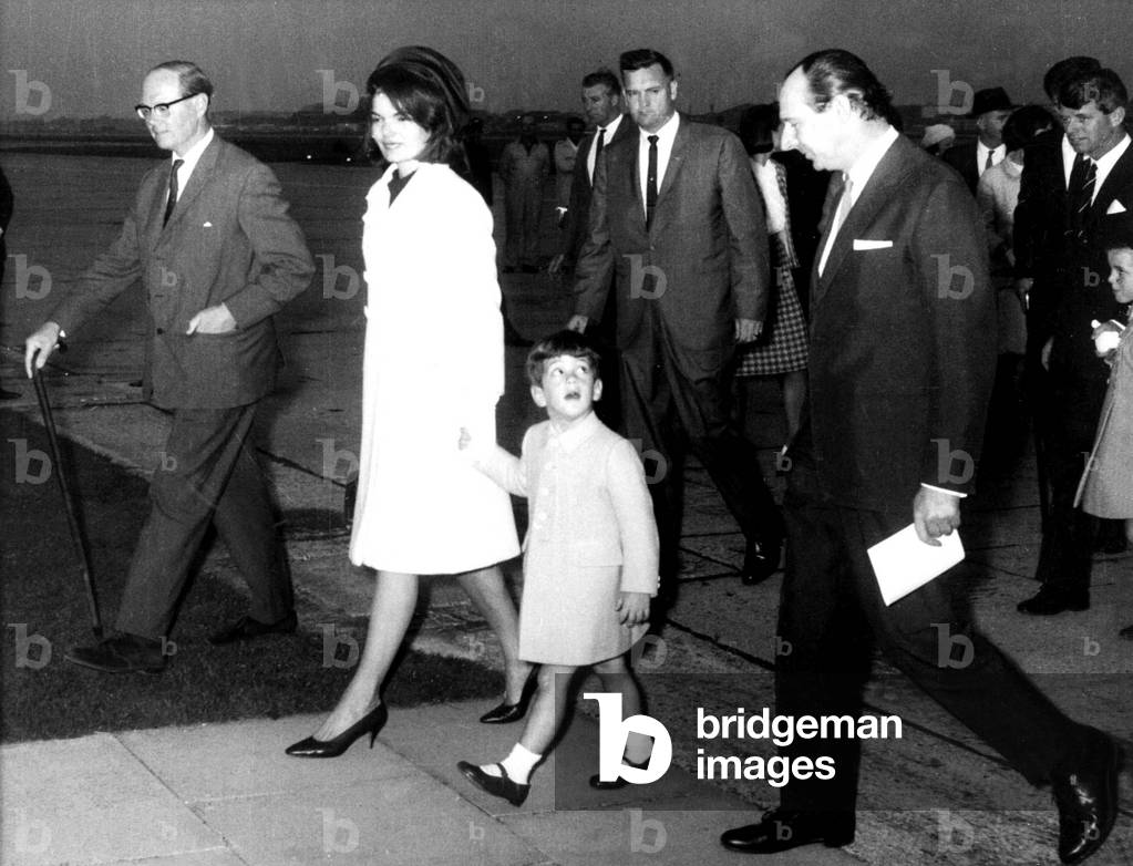 Jacqueline (Jackie) Kennedy and her son John F. Kennedy Jr, London, 1965 (b/w photo)