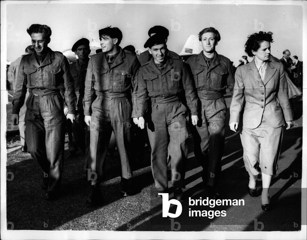 Tue 03, 1954 - SURVORORS OF THE” EMPIRE WINDRUSH” ARRIVES.. WALKING TO THE CUSTOMS SHED.. KEYSTONE PHOTO SHOWS: - A party of troops escorted by a member of the airport staff - arrive at Blackbushe this evening - from Gibraltar.. They are seen on their way to the Customs shed - and are survivors of the Empire Windrush disaster